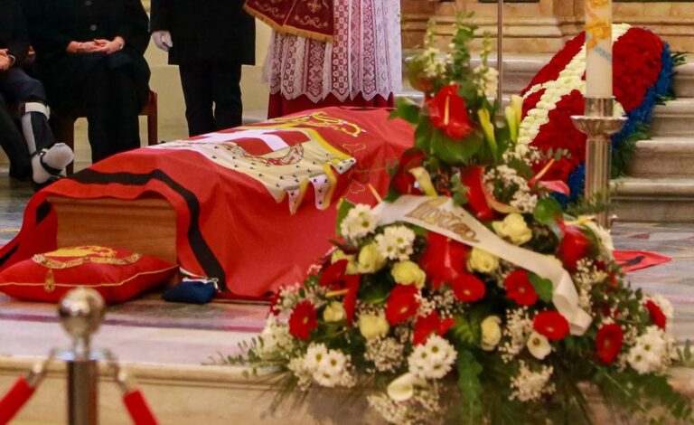 Vittorio Emanuele di Savoia, funerali in Duomo a Torino: il feretro accompagnato dal figlio