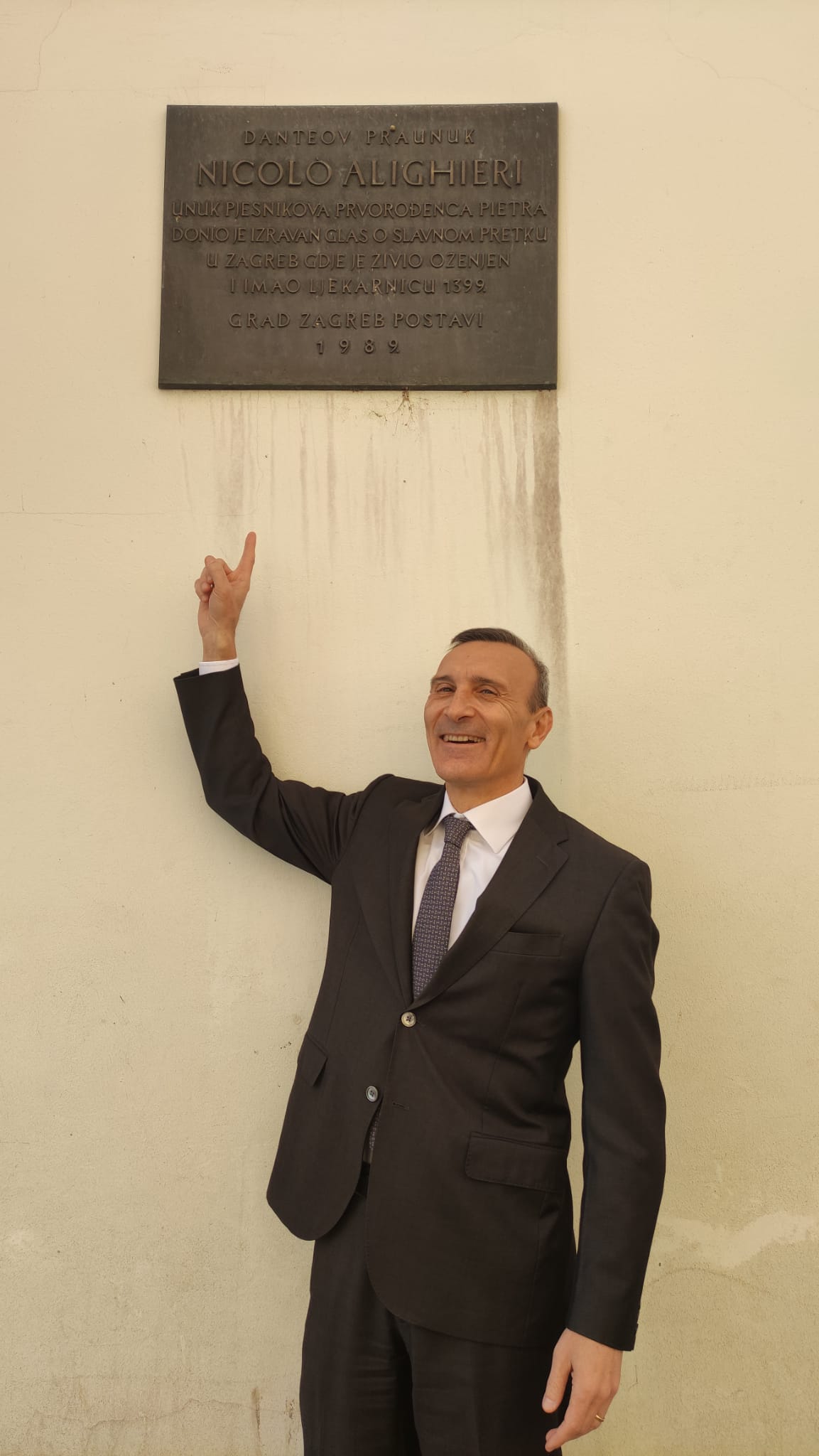 L'ambasciatore italiano designato in Croazia, Paolo Trichilo, indica la targa che ricorda Nicolò Alighieri Fonte della foto twitter.com/ItalyinCroatia