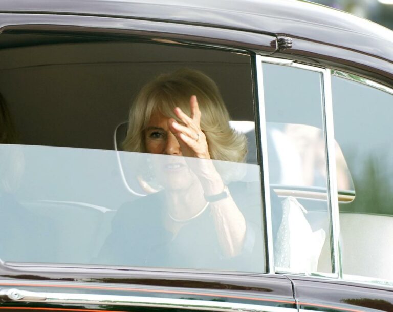 Royal Family, la regina Camilla si prende una vacanza: «È esausta dopo tanto lavoro»