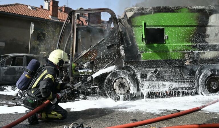 Fiume. Belvedere, camionetta dei rifiuti prende fuoco: bruciano anche 3 auto
