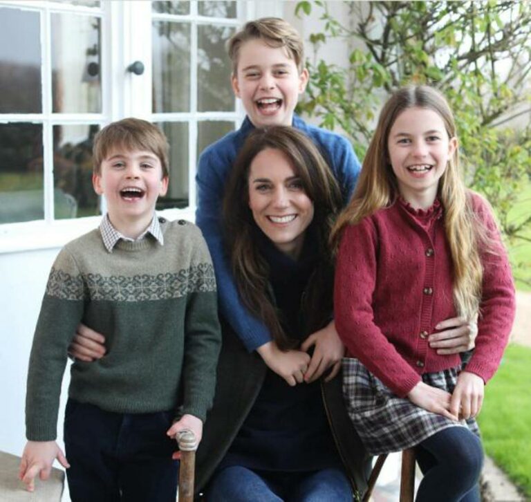 Kate è tornata, foto con i figli e un grazie a due mesi dall’operazione