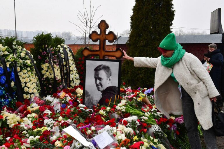 Mosca, continua l’omaggio a Navalny: a decine lasciano fiori sulla tomba