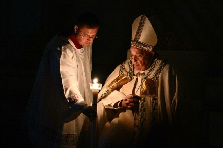 Veglia di Pasqua, il Papa: “Non lasciamoci imprigionare dai macigni della morte”