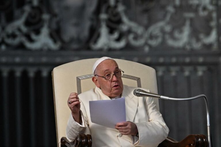 Vaticano, Papa apre Anno giudiziario ma non legge il discorso: «Scusate, ho la bronchite»