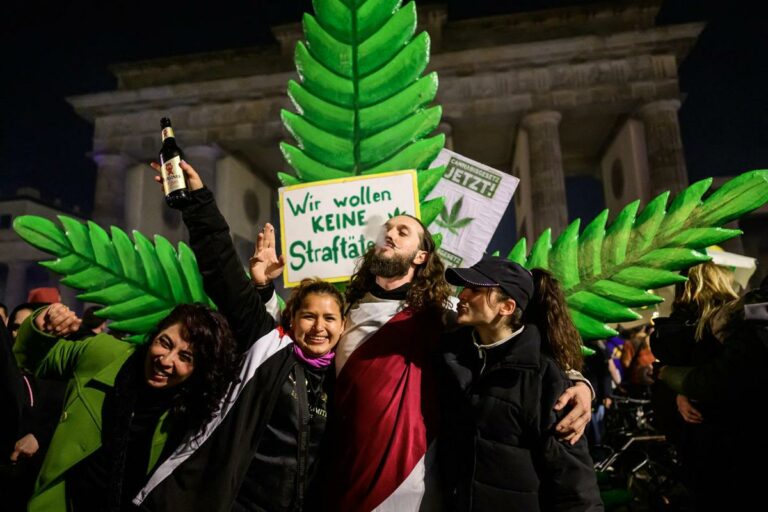 Germania legalizza «parzialmente» la cannabis: cosa si potrà fare