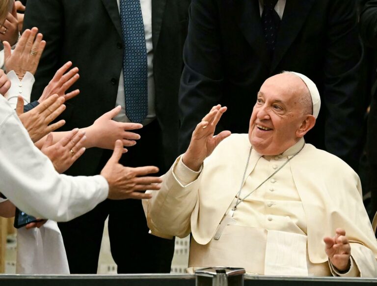 Papa incontra nonni e nipoti in Vaticano, anche Lino Banfi e Al Bano