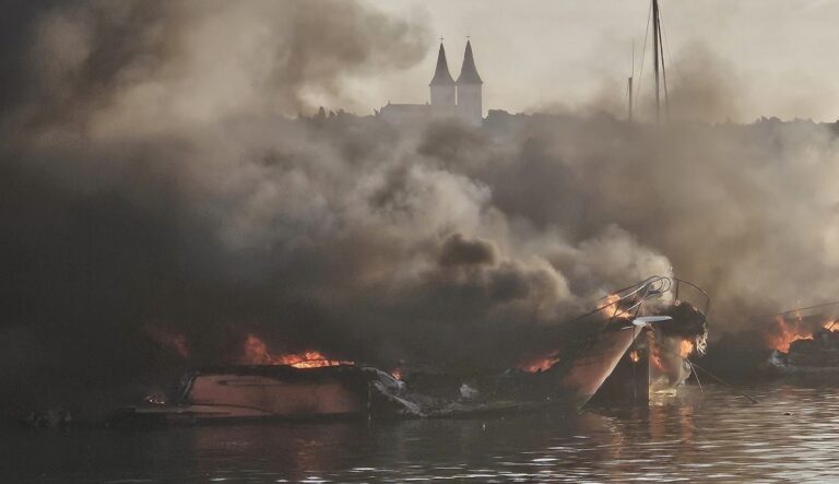 Inferno di fiamme nel porto di Medolino: bruciano 22 imbarcazioni (foto)