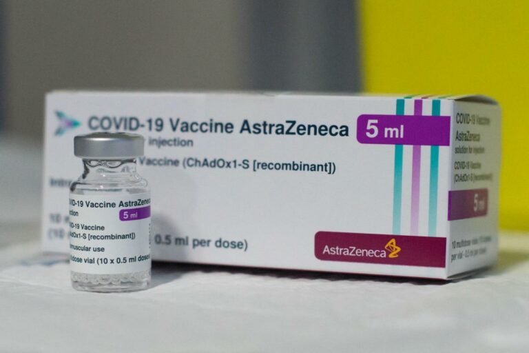 Covid, AstraZeneca ammisisone shock: vaccino può causare trombosi rara