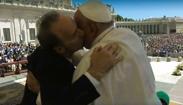 Benigni show in piazza San Pietro, bacia il Papa poi invoca la pace: «La guerra deve finire»