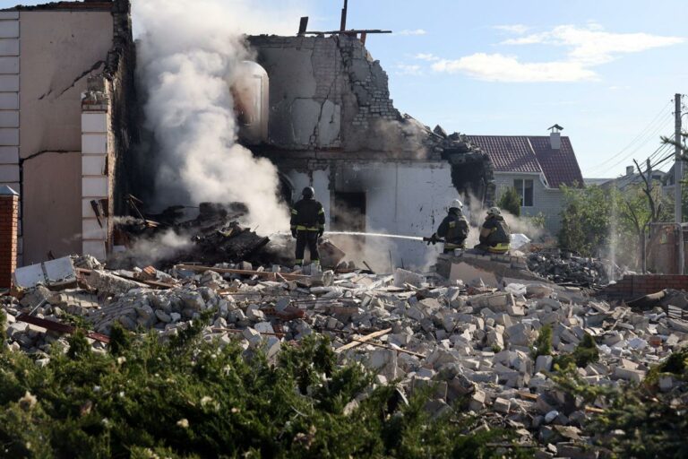 Ucraina, Russia intensifica offensiva a Kharkiv. Kiev colpisce Belgorod: crolla grattacielo