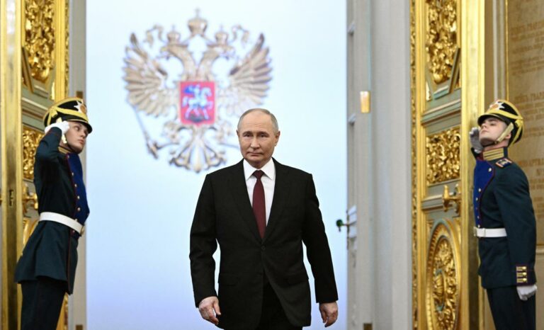 Russia, Putin ha giurato: «Aperto al dialogo con l’Occidente»