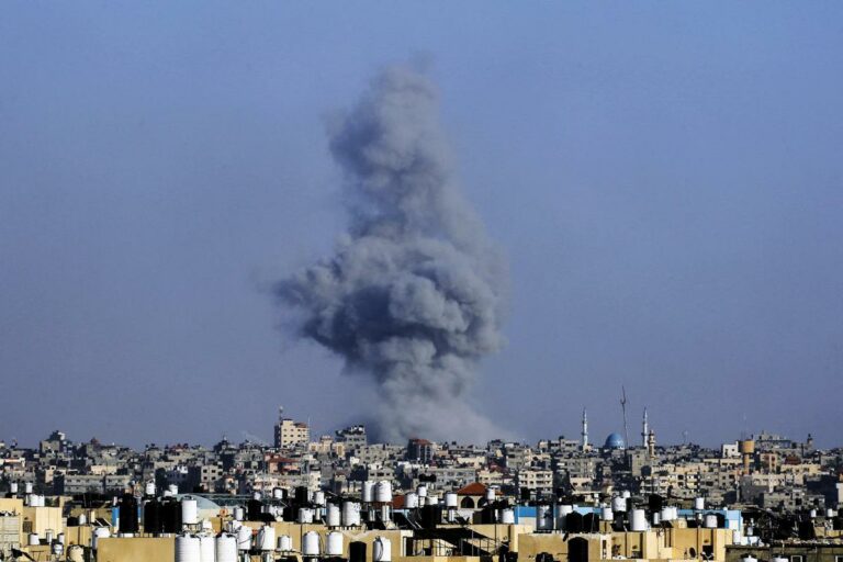 Razzi di Hamas su Tel Aviv, Israele attacca Rafah: decine di morti nel raid