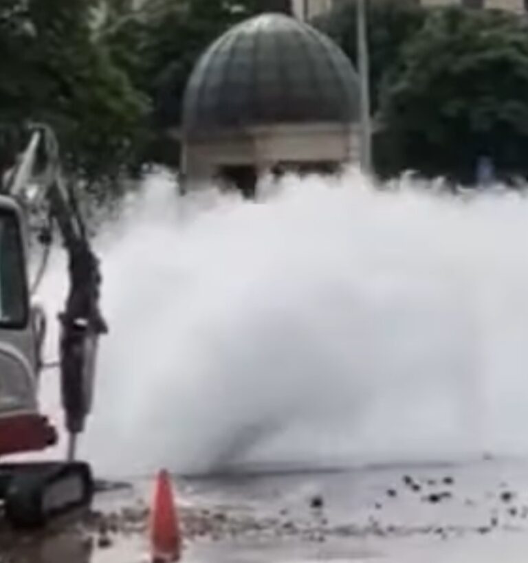 Fiume, esplode tubatura: geyser in pieno centro