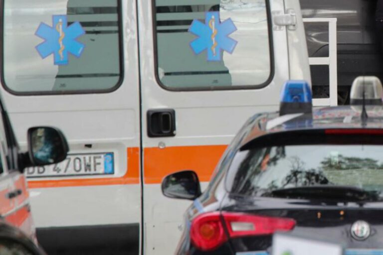 Tragedia a Rimini, donna si getta dal quinto piano con il figlio in braccio: morti sul colpo