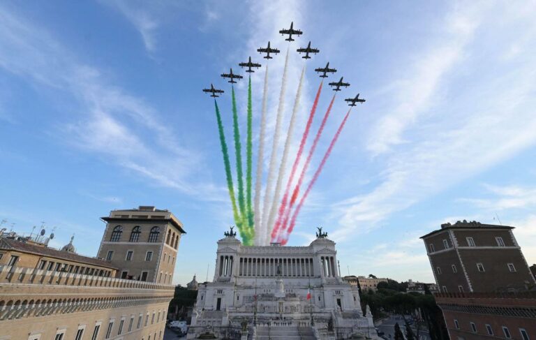 Festa della Repubblica, il Tricolore arriva dal cielo con i paracadutisti della Folgore