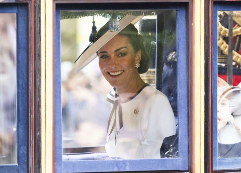 Kate Middleton, il ritorno dopo mesi: in bianco e sorridente per sua prima uscita pubblica