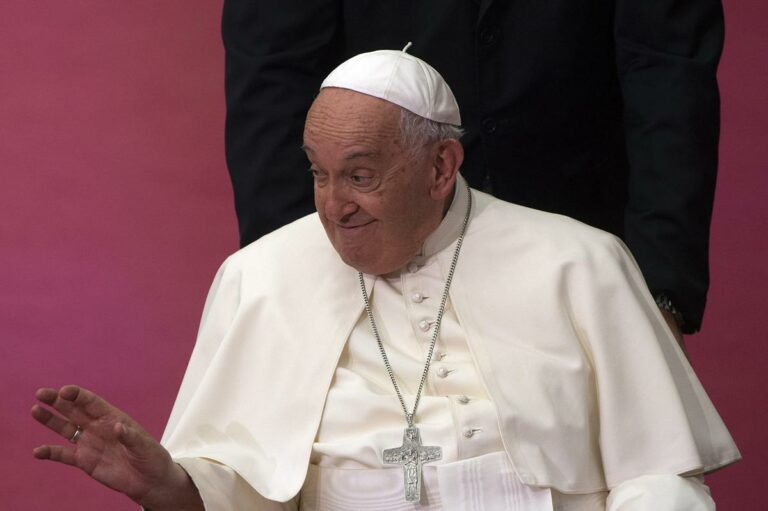 Papa in incontro con i parroci torna su “frociaggine”
