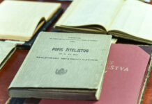 Un vecchio registro della popolazione custodito nella biblioteca dell'Istituto statale di statistica (DZS) a Zagabria. Foto di Neva Zganec/PIXSELL