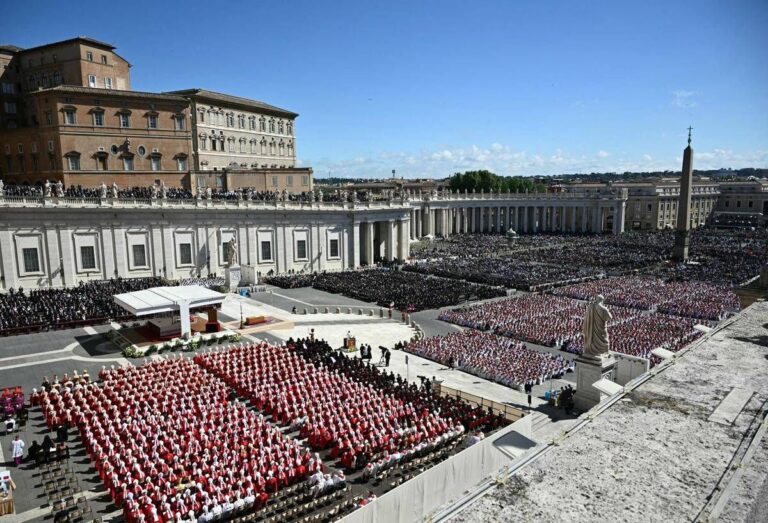 Funerali Papa Francesco, in 200mila a San Pietro. L’omelia: “Ha toccato cuori e menti”. Diretta