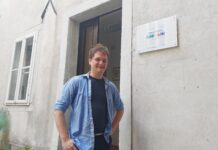Dyego Tuljak davanti all'ingresso della sede dell'Associazione Giovani della CNI a Capodistria. Foto Claudia Raspolič